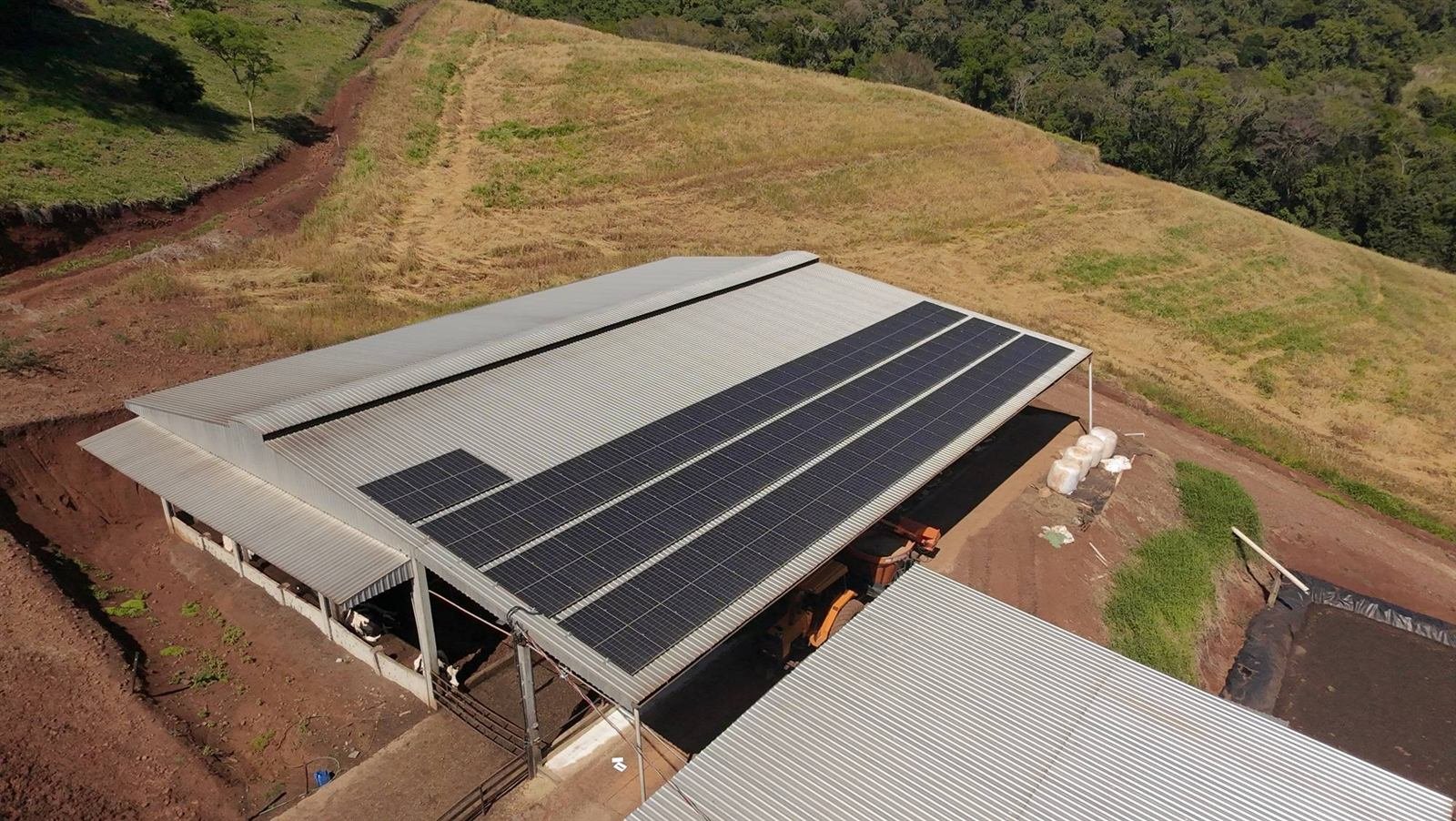 Energia solar em instalação de ordenha em propriedade rural