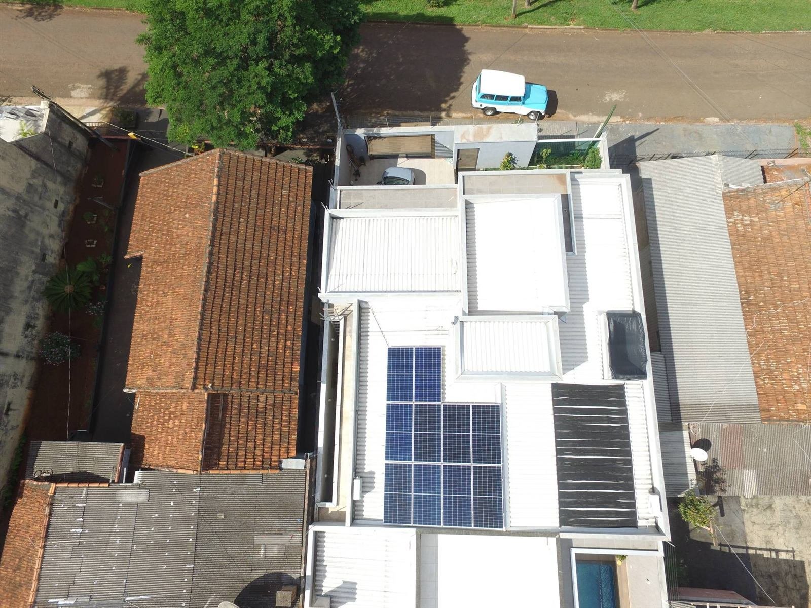 Residência com painéis solares vista de cima