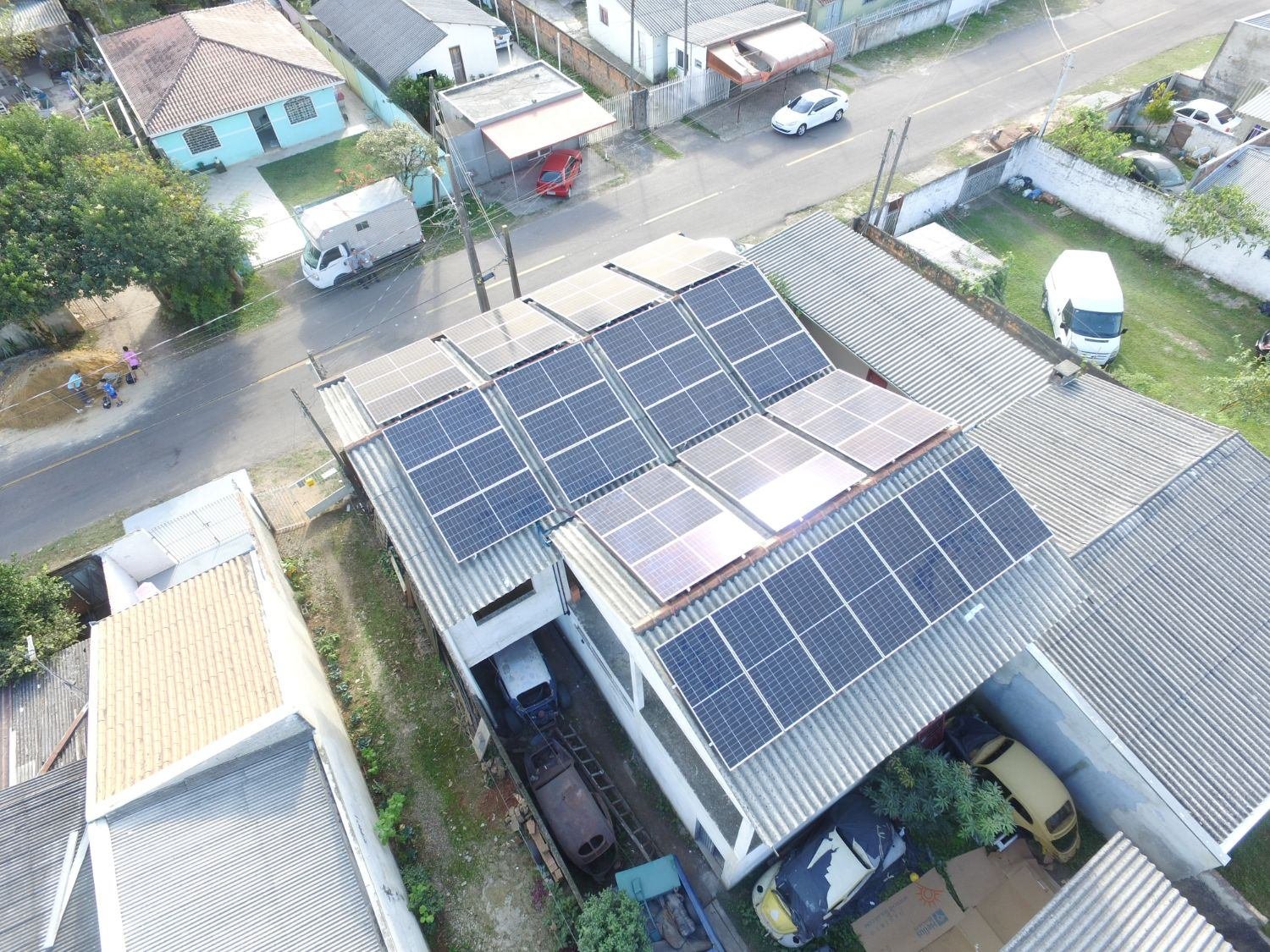 Energia solar em telhado residencial visto de drone