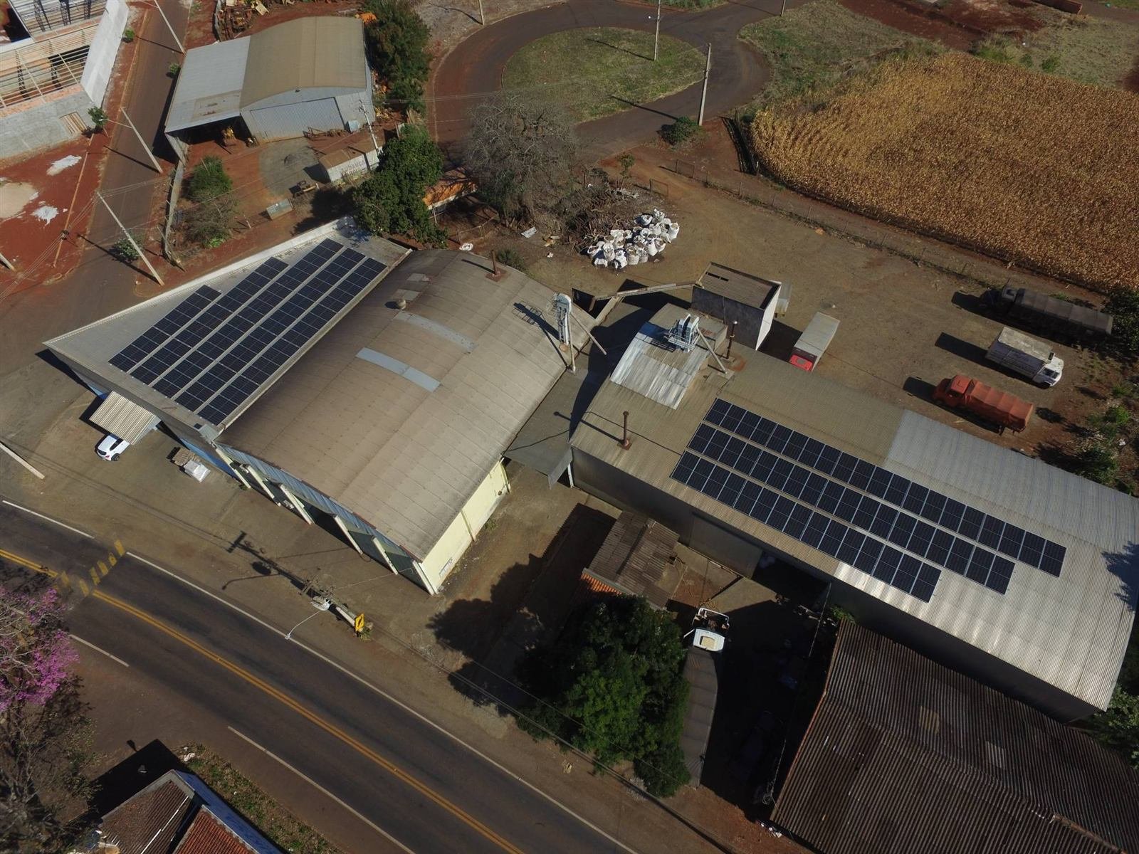 Vista aérea de energia solar em barracões industriais