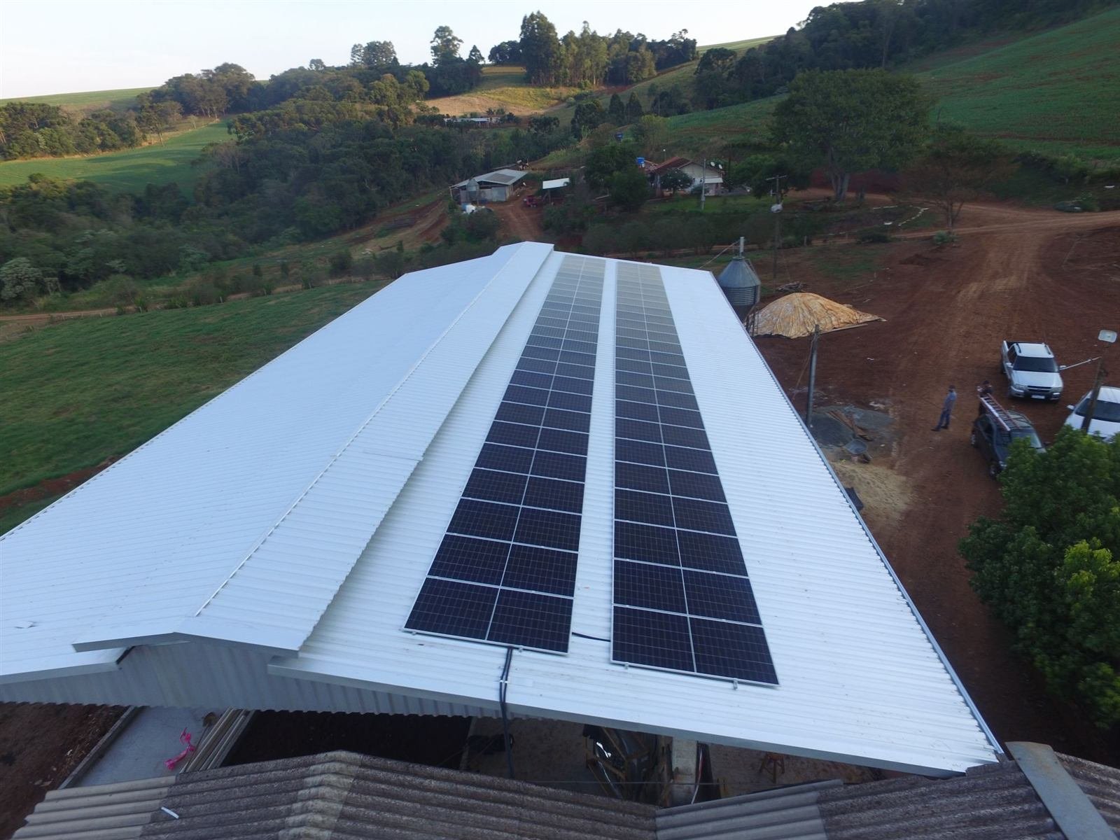 Painéis solares em aviário de telhado branco