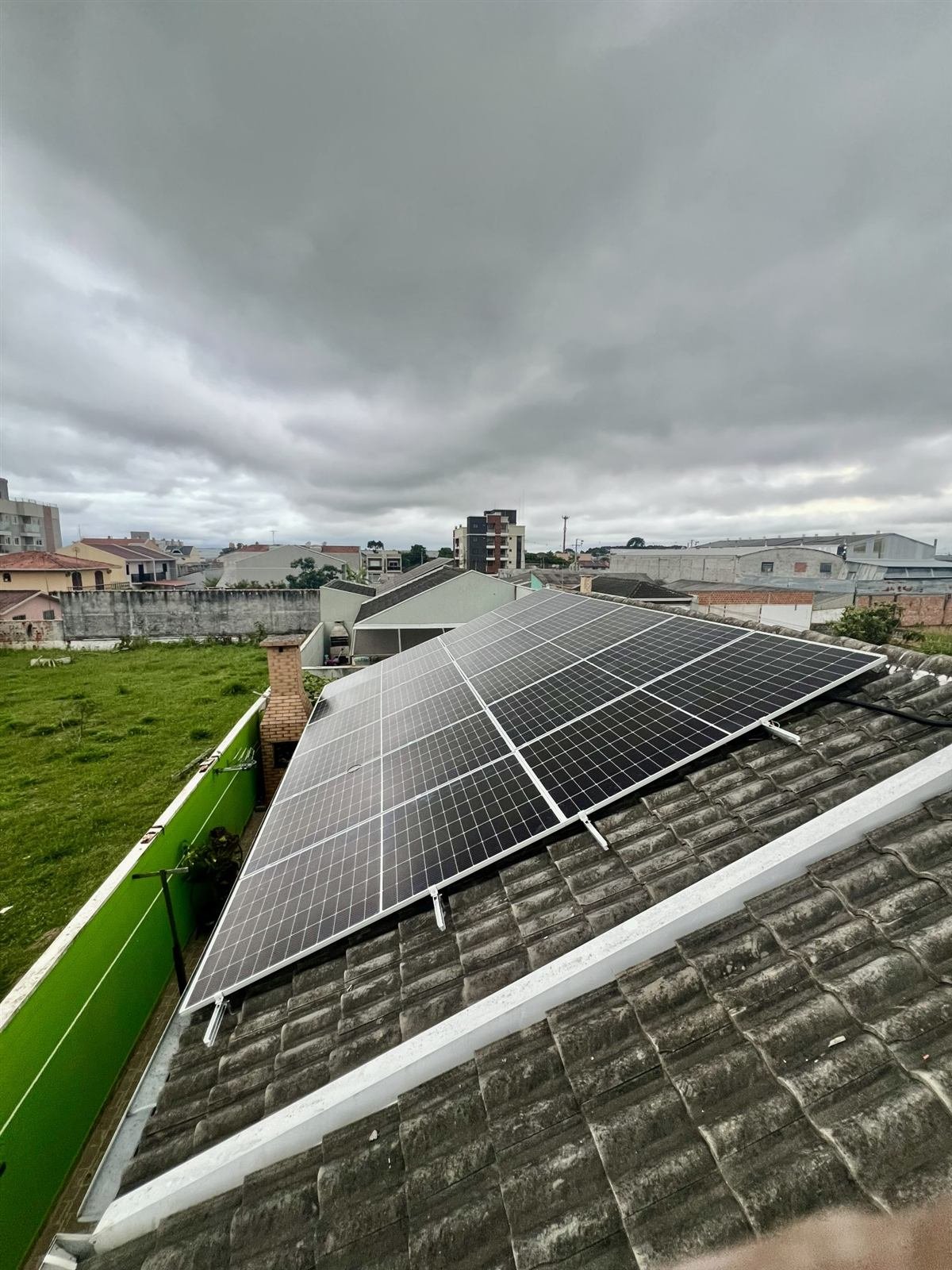 Painéis solares em telhado residencial