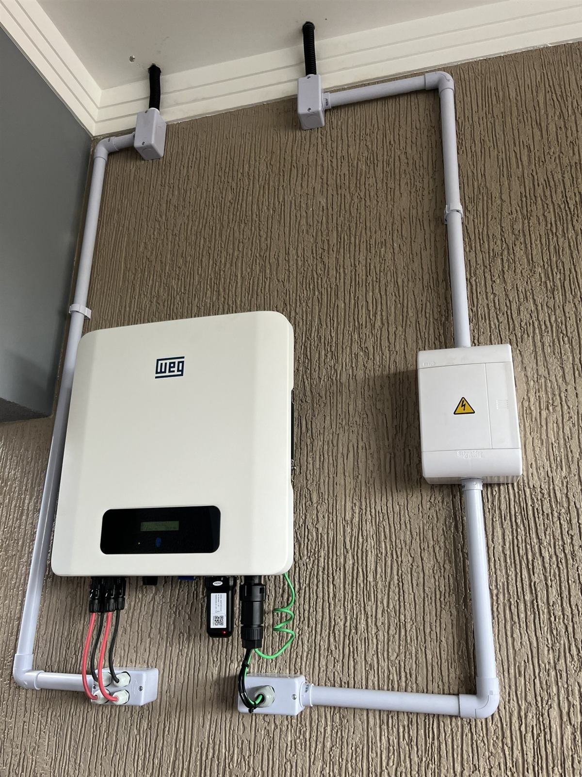 Inversor solar instalado na parede