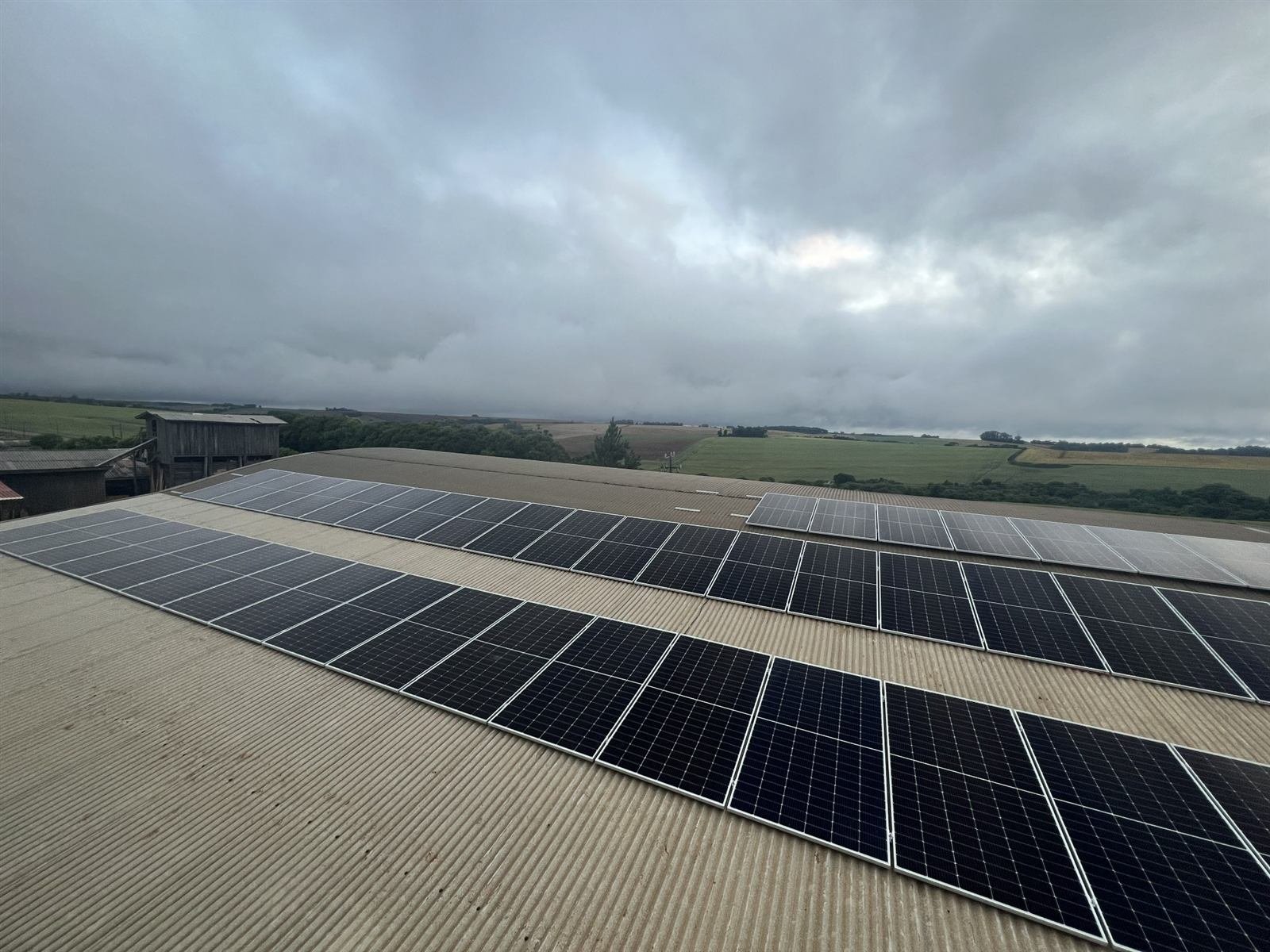 Fileiras de painéis solares em telhado comercial