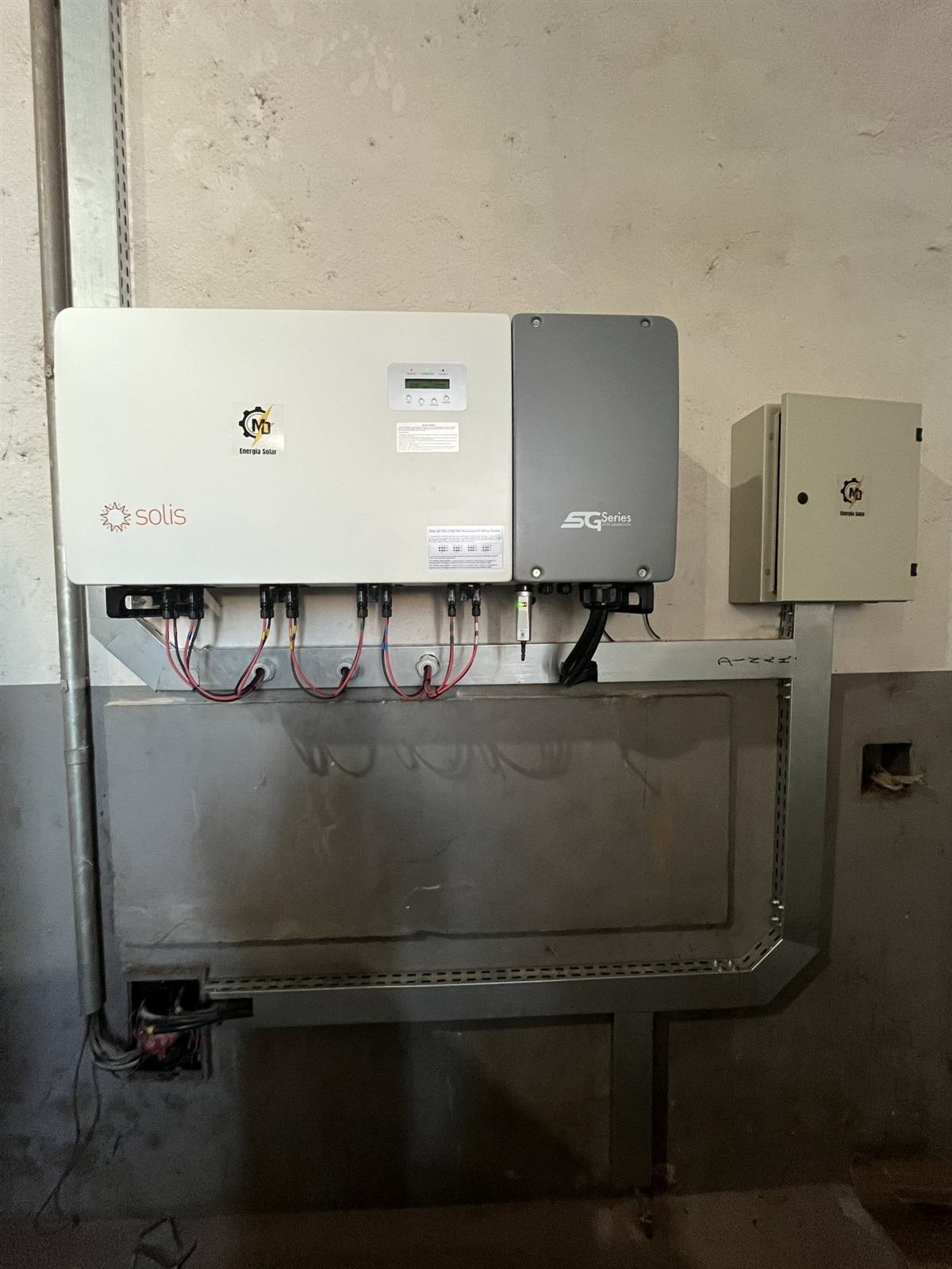 Inversor e quadro de proteção instalados